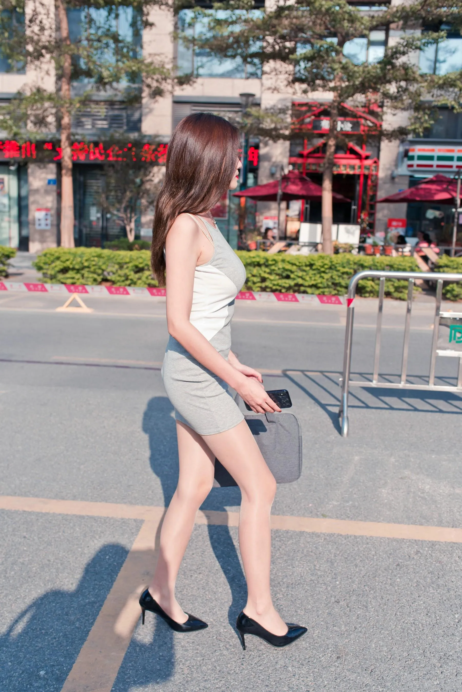 [魔镜街拍] NO.111 午后休闲的包臀灰裙极品薄丝OL美女婷婷 [432P]插图7